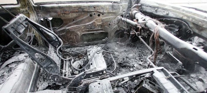 Αγνωστοι πυρπόλησαν με βενζίνη 4 αυτοκίνητα μέσα σε πιλοτή στα Πατήσια